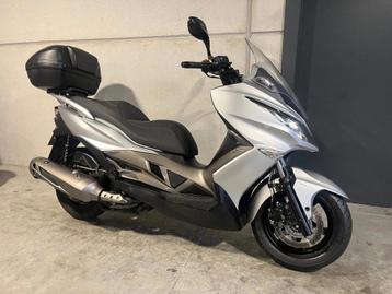 Kawasaki J300 luxescooter met topcase, 300 cm³, Scooter, Entreprise, 12 à 35 kW