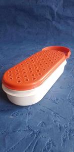 Vintage rode Tupperware kaasrasp en zijn doos met jerks, Ophalen of Verzenden, Zo goed als nieuw, Rood, Bus of Trommel