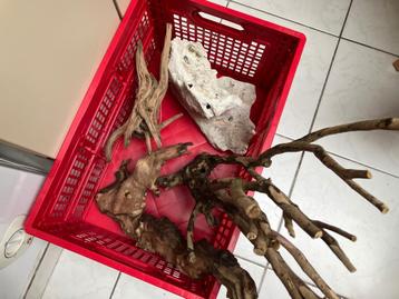 Aquarium hout+steen beschikbaar voor biedingen