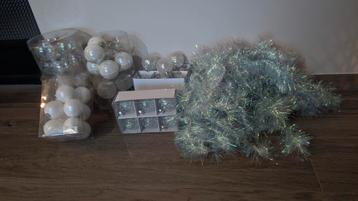 Kerst pakket kerstballen + slingers beschikbaar voor biedingen