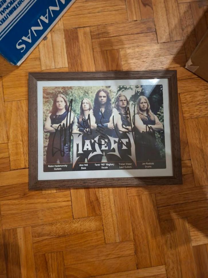 Gesigneerde bandfoto MAJESTY (ingelijst), CD & DVD, CD | Hardrock & Metal, Comme neuf, Enlèvement
