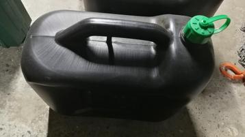 lot koffers en 2 brandstof bidons van 20 liter beschikbaar voor biedingen