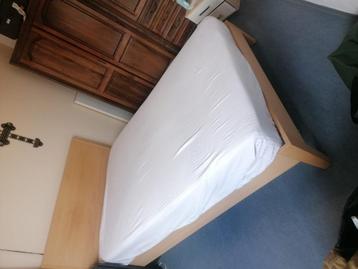 Mooie Bed met een Goede Matras  beschikbaar voor biedingen