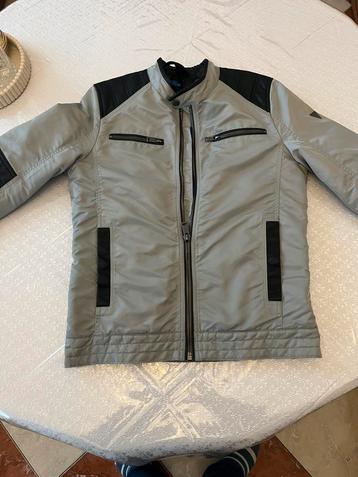 Veste guess beschikbaar voor biedingen