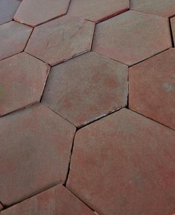 Antieke terracotta tegels beschikbaar voor biedingen
