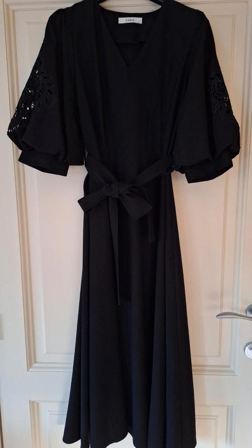Mooie lange zwarte jurk met kanten pofmauwen maat S, Kleding | Dames, Jurken, Nieuw, Maat 36 (S), Ophalen of Verzenden