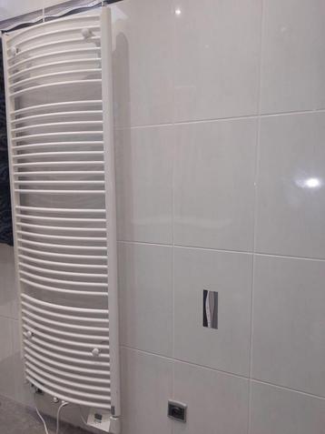 Badkamer radiator met thermostaat beschikbaar voor biedingen