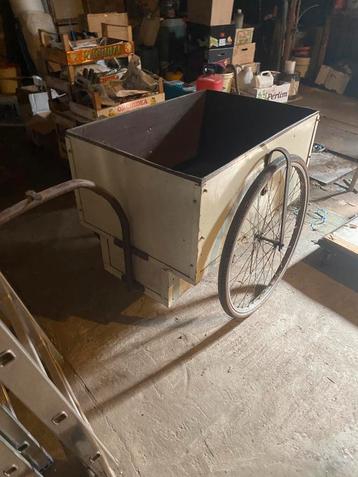 Oude fietskar beschikbaar voor biedingen