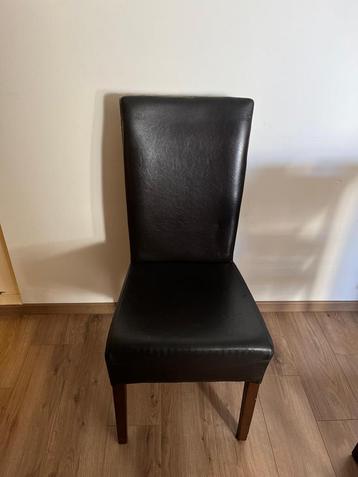 Ensemble de 8 chaises de salle à manger  disponible aux enchères