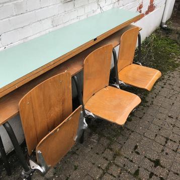 Vintage stoelenrijen (2x)