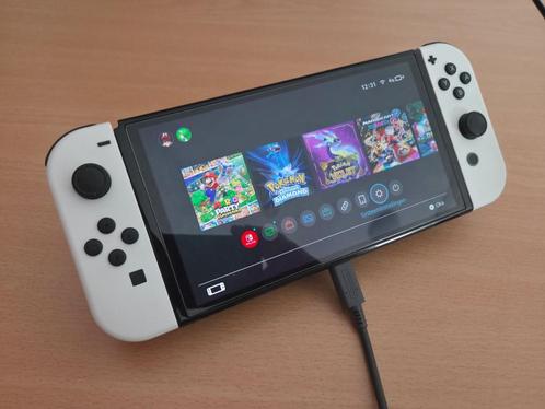 Nintendo Switch OLED + Accessoires, Games en Spelcomputers, Spelcomputers | Nintendo Switch, Zo goed als nieuw, Switch OLED, Met 3 controllers of meer