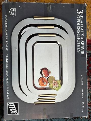 3 opdienschotels met vergulde handgrepen beschikbaar voor biedingen