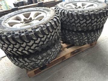 Toyota landcruiser/hilux velgen met off road banden beschikbaar voor biedingen