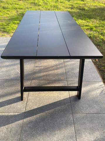Zwarte tuintafel beschikbaar voor biedingen