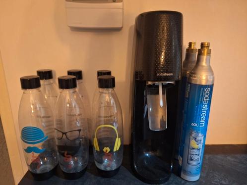 Sodastream met 6 flessen en 2 cilinders leeggoed, Elektronische apparatuur, Bruiswatermachines, Zo goed als nieuw, Ophalen