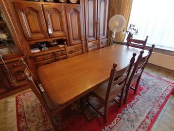 houten eiken tafel en 6 stoelen  beschikbaar voor biedingen