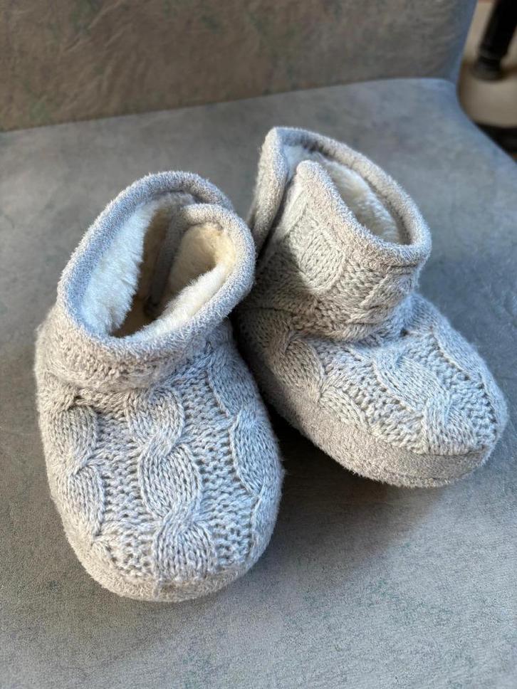 pantoffels 18/19, Kinderen en Baby's, Babykleding | Schoentjes en Sokjes, Zo goed als nieuw, Jongetje of Meisje, Slofjes, Ophalen of Verzenden