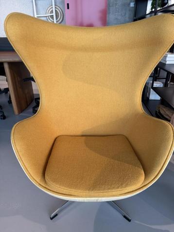 Egg chair geel met hout beschikbaar voor biedingen