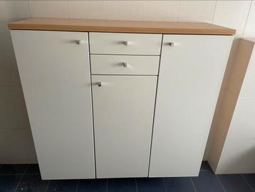 Witte hangkast met hout beschikbaar voor biedingen