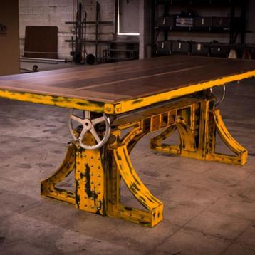 Table industrielle pivotante