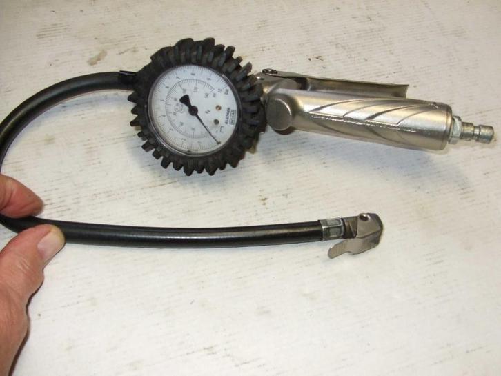 gonfleur pour pneu auto, camionnette, etc  jusque 10 bar, Autos : Divers, Outils de voiture, Utilisé, Enlèvement ou Envoi