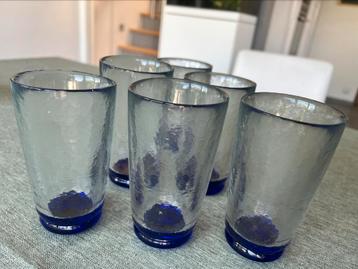 Zes glazen drinkglazen dik en zwaar glas blauwe bodem