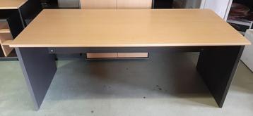 Bureau tafel klein en groot beschikbaar voor biedingen