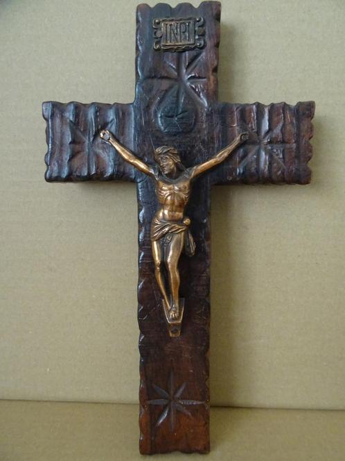 Crucifix croix bois ancien 29 cm avec croix soleil 1930, Antiquités & Art, Antiquités | Objets religieux, Enlèvement ou Envoi