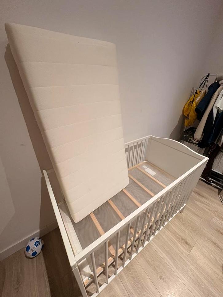 IKEA babybed 60x120 cm + matras, Kinderen en Baby's, Kinderkamer | Bedden, Zo goed als nieuw, Matras, Ophalen