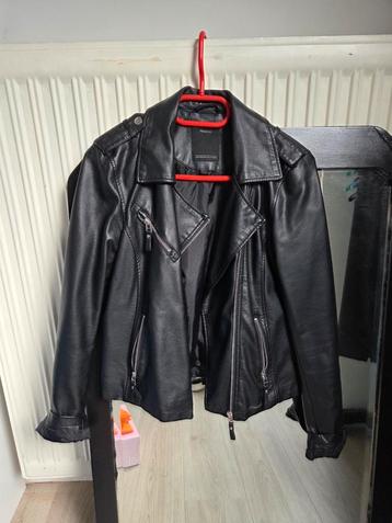 Stoere lederen dames jas beschikbaar voor biedingen