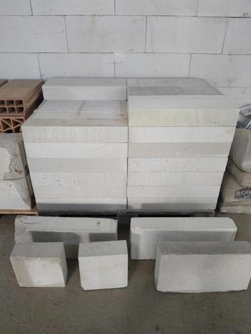 Lot de 40 blocs de béton cellulaire Ytong + suppléments. disponible aux enchères