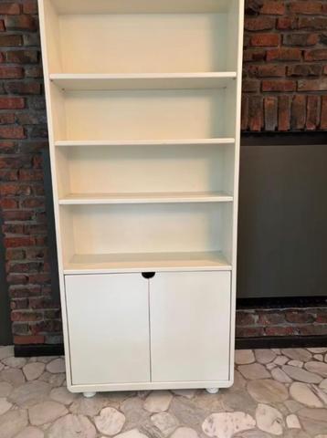 Boekenkast in wit gelakt hout beschikbaar voor biedingen