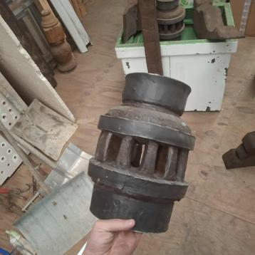 Industriële decorstukken in houtlook – planken, blokken beschikbaar voor biedingen