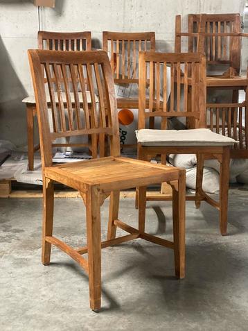 Klassieke teak houten stoelen beschikbaar voor biedingen