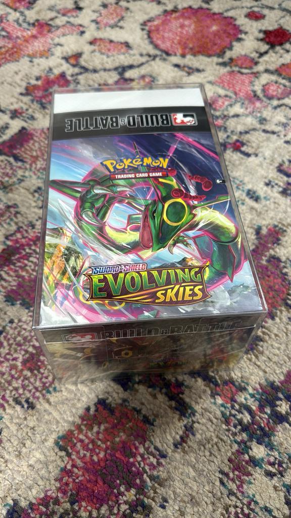 Evolving Skies - Build and Battle display (10x B&B kits), Hobby en Vrije tijd, Verzamelkaartspellen | Pokémon, Zo goed als nieuw