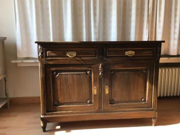 Belle armoire ancienne brocante en bois massif disponible aux enchères