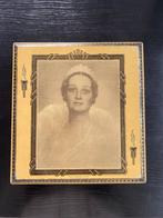 Vintage tinnen koeken doos - Koningin Astrid (jaren 1930), Verzamelen, Koningshuis en Royalty, Ophalen of Verzenden, Gebruikt