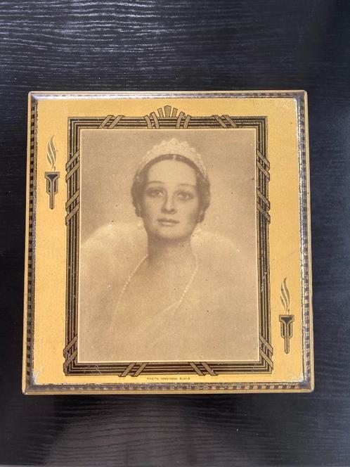 Vintage tinnen koeken doos - Koningin Astrid (jaren 1930), Verzamelen, Koningshuis en Royalty, Gebruikt, Overige typen, Ophalen of Verzenden