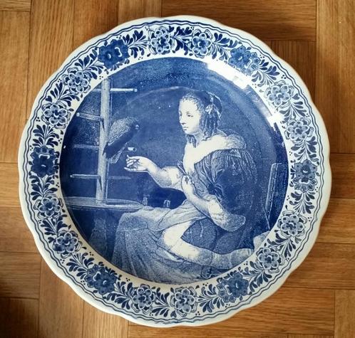 Delfts bord: meisje met papegaai, Antiek en Kunst, Antiek | Keramiek en Aardewerk, Ophalen