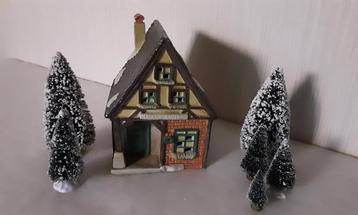 Kerst huisje in porselein met gratis slingerverlichting  beschikbaar voor biedingen