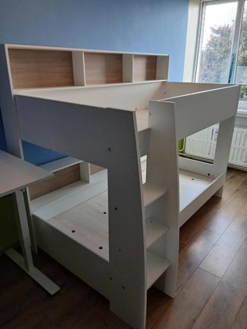 Stapelbed met boekenplank beschikbaar voor biedingen