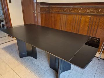 Moderne eettafel beschikbaar voor biedingen