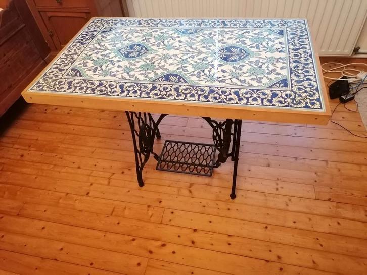 Tafel met tegels en Singer onderstel, Antiek en Kunst, Antiek | Meubels | Tafels, Ophalen
