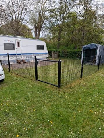 Afsluiting met zwarte dubbelstaaf panelen en poort beschikbaar voor biedingen