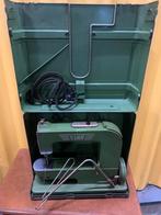 Oude naaimachine „ELNA GRASSHOPPER”, Ophalen