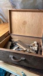 Ancien étui avec outils anciens, Enlèvement