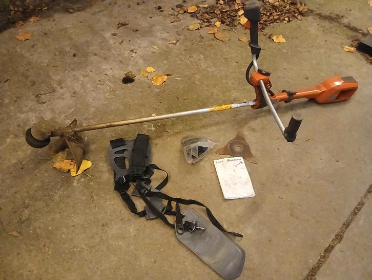 Husqvarna bosmaaier, Tuin en Terras, Bosmaaiers, Gebruikt, Accu, 10 tot 30 cm, Ophalen