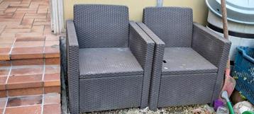Twee tuinstoelen  beschikbaar voor biedingen