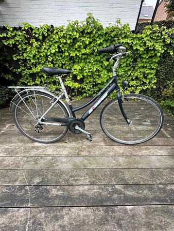meisjes fiets beschikbaar voor biedingen