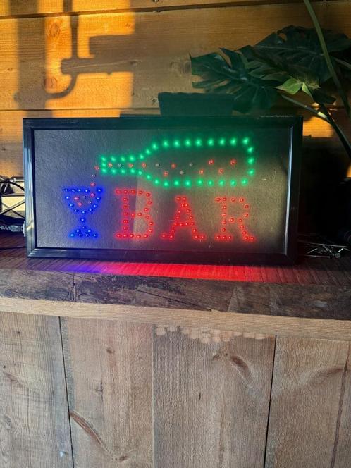 LED lichtbord BAR sign zwart, goede staat, met adapter, Verzamelen, Merken en Reclamevoorwerpen, Zo goed als nieuw, Lichtbak of (neon) lamp